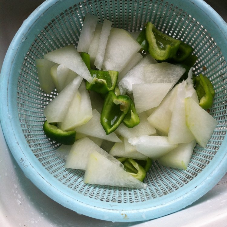 冬瓜青椒炒火腿步骤2