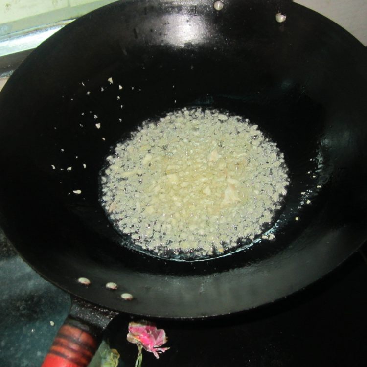 火腿蒜香炸酱步骤5