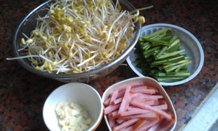火腿韭菜炒豆芽步骤1