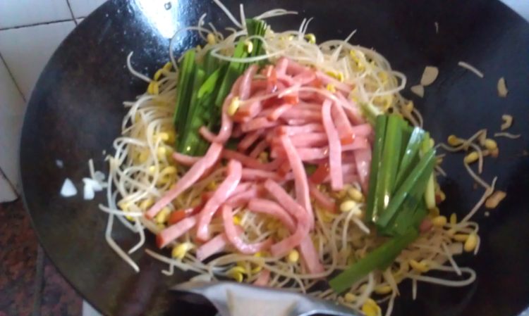 火腿韭菜炒豆芽步骤7