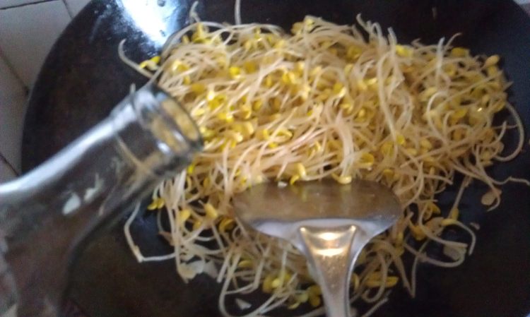 火腿韭菜炒豆芽步骤6