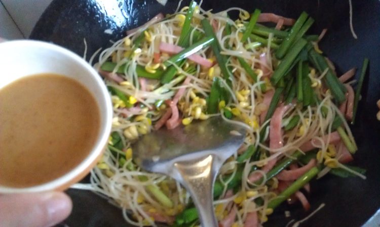火腿韭菜炒豆芽步骤8
