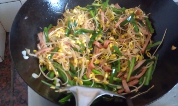 火腿韭菜炒豆芽步骤9