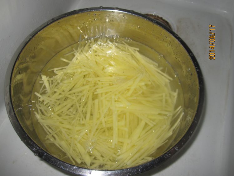 土豆丝炒香辣火腿步骤1