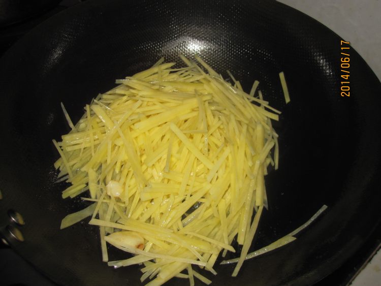 土豆丝炒香辣火腿步骤6