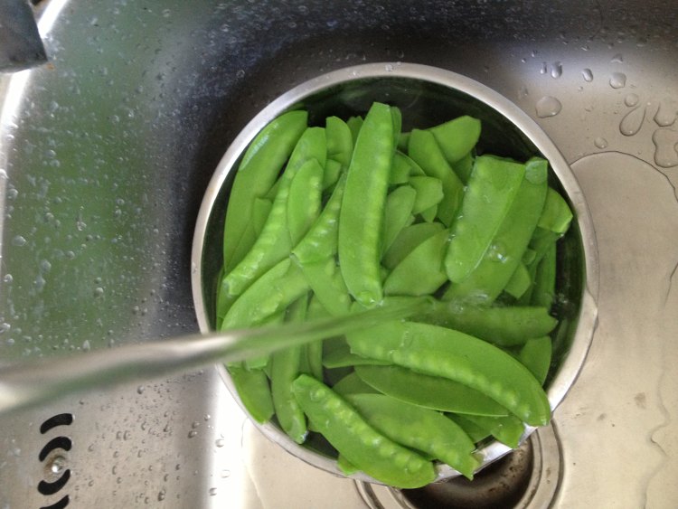 虾仁火腿粒炒豌豆荚步骤2