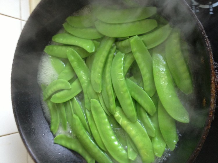虾仁火腿粒炒豌豆荚步骤1