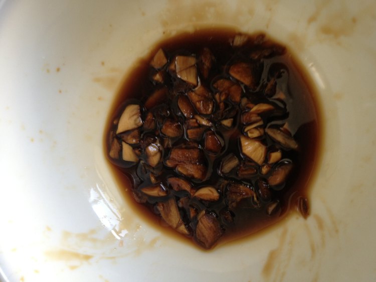 虾仁火腿粒炒豌豆荚步骤5