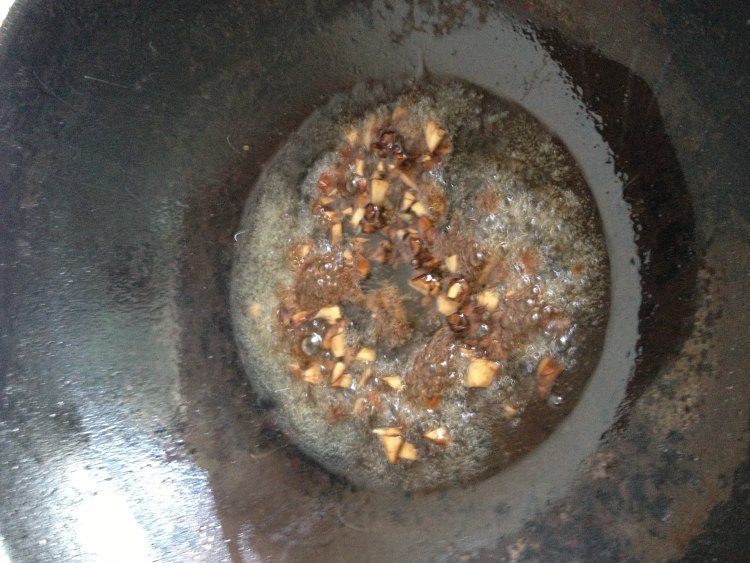 虾仁火腿粒炒豌豆荚步骤7