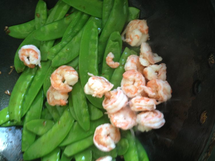 虾仁火腿粒炒豌豆荚步骤9