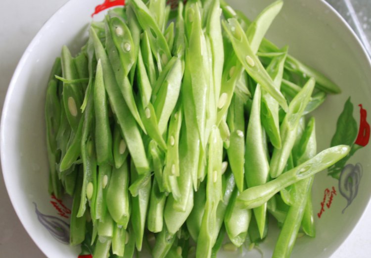 五香豆干炒豆角步骤5