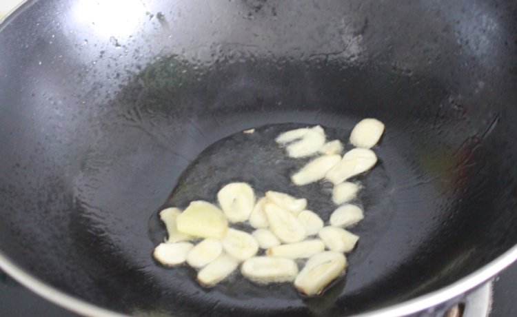 五香豆干炒豆角步骤7