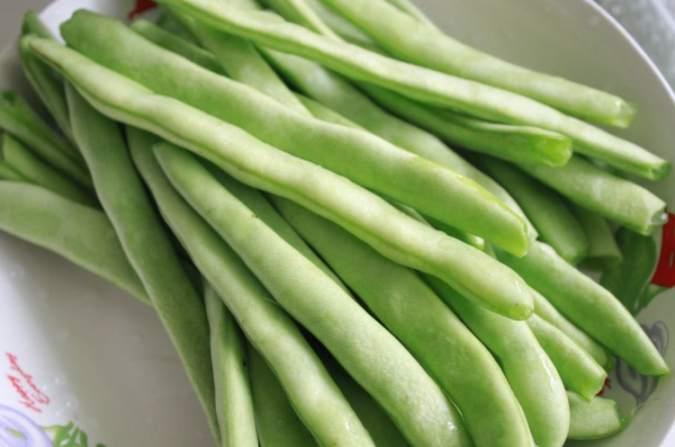 五香豆干炒豆角步骤4