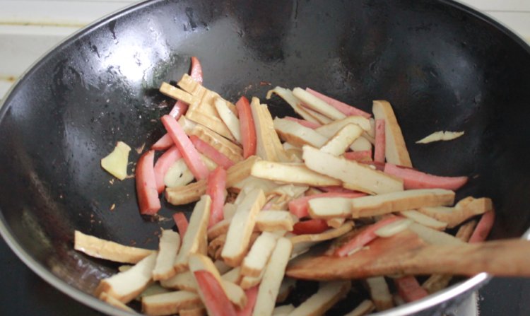 五香豆干炒豆角步骤8