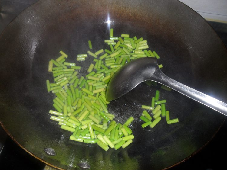 火腿鸡蛋青菜面步骤2