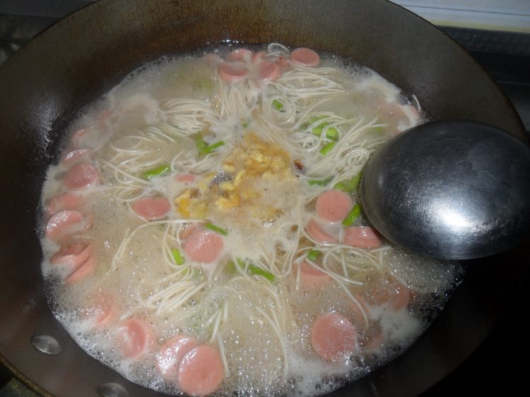 火腿鸡蛋青菜面步骤5
