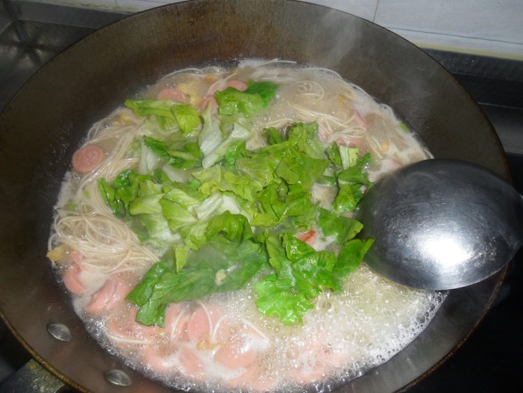 火腿鸡蛋青菜面步骤6