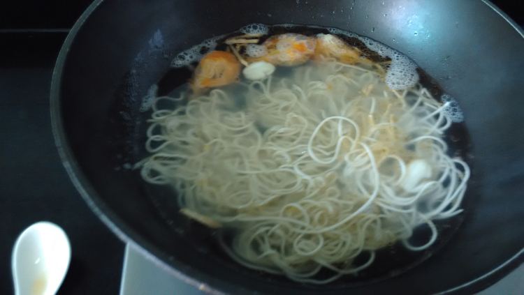 火腿虾面步骤3