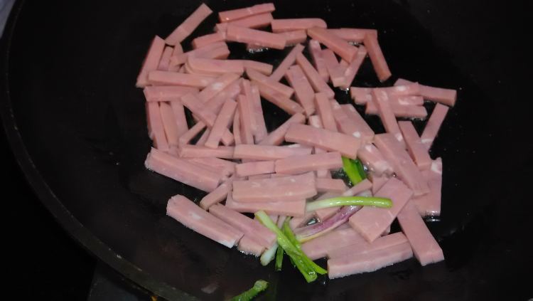 洋葱炒火腿步骤4