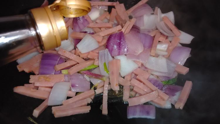 洋葱炒火腿步骤7
