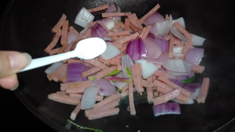 洋葱炒火腿步骤6