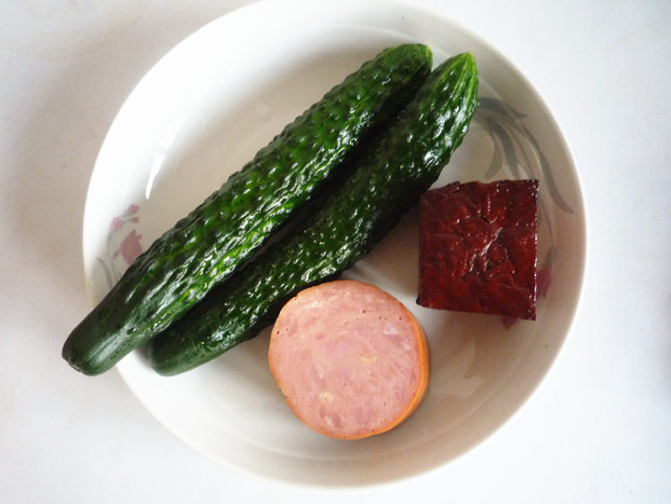 熏豆干火腿拌青瓜步骤1