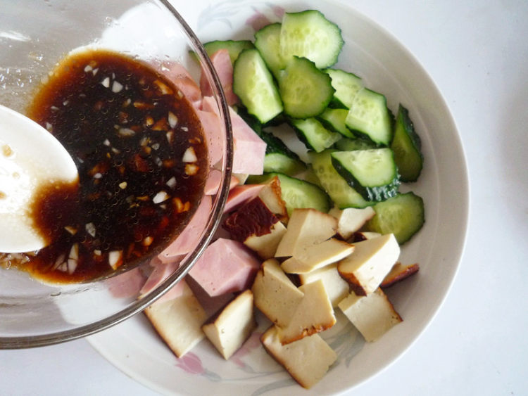 熏豆干火腿拌青瓜步骤9