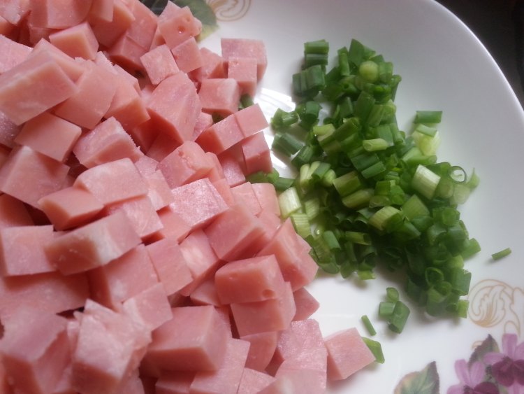 葱花火腿蛋炒饭步骤2