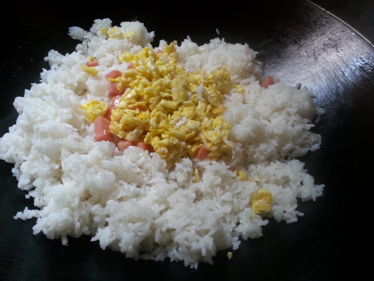 葱花火腿蛋炒饭步骤6