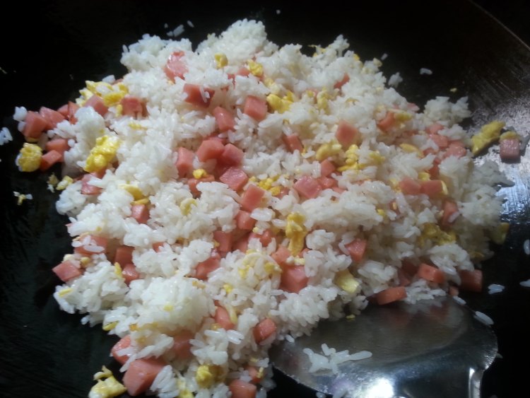 葱花火腿蛋炒饭步骤8
