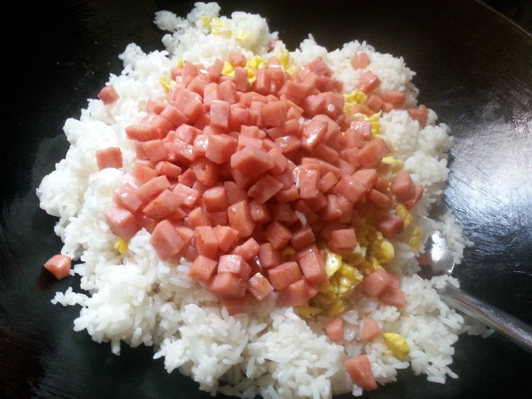 葱花火腿蛋炒饭步骤7