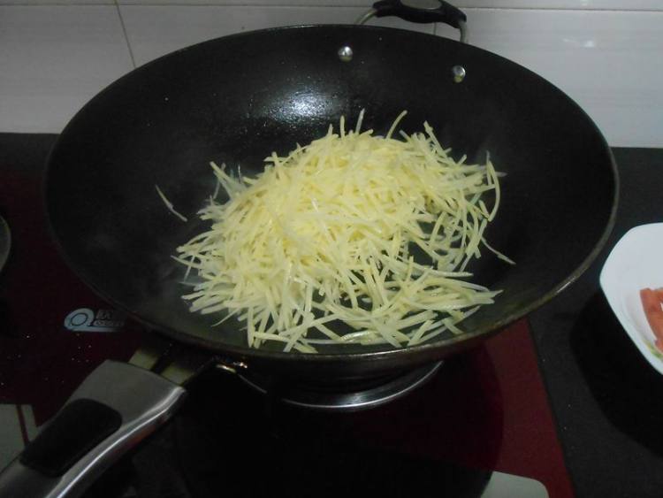 火腿炒土豆丝步骤6