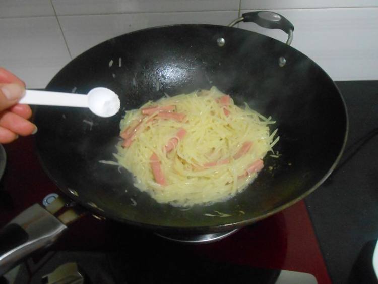 火腿炒土豆丝步骤8