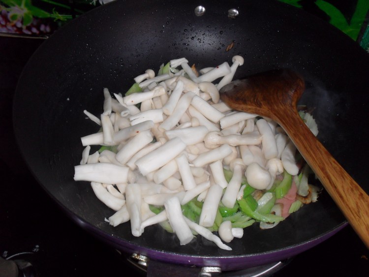 清炒蟹味菇步骤4
