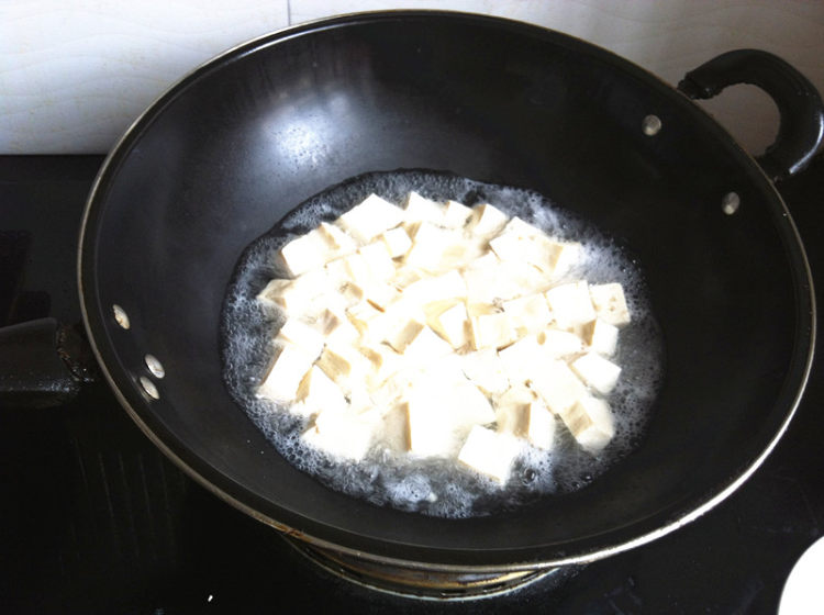 蛋包豆腐丁步骤2