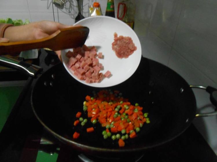 火腿炒玉米菜丁步骤5