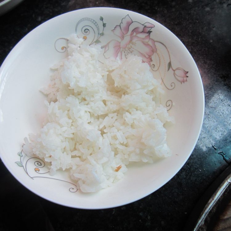 火腿菠菜炒饭步骤2