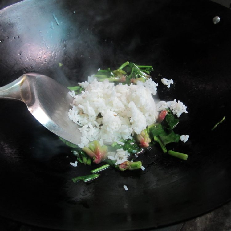火腿菠菜炒饭步骤6
