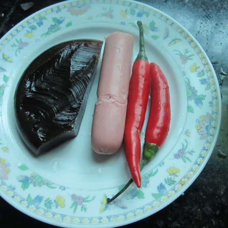 火腿丁配卤猪脚冻步骤3