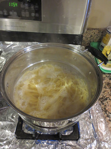 火腿四季豆炒面步骤3