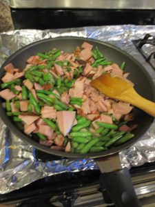 火腿四季豆炒面步骤6