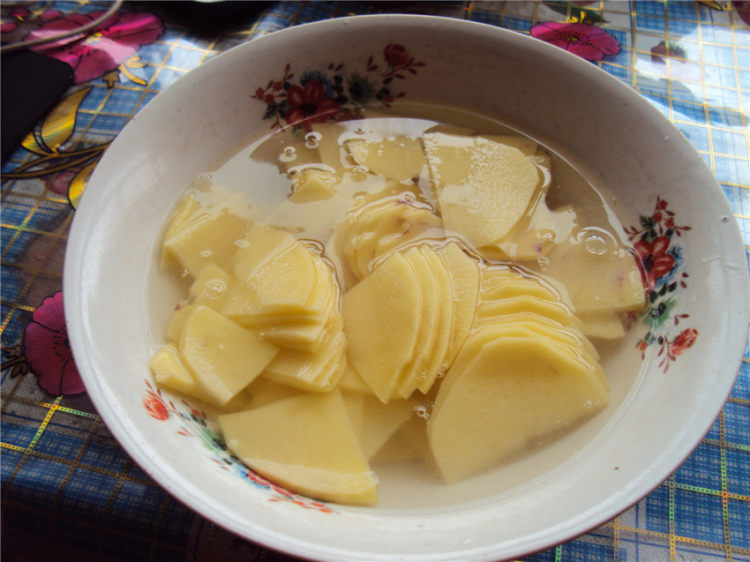 青椒土豆片炒火腿步骤2
