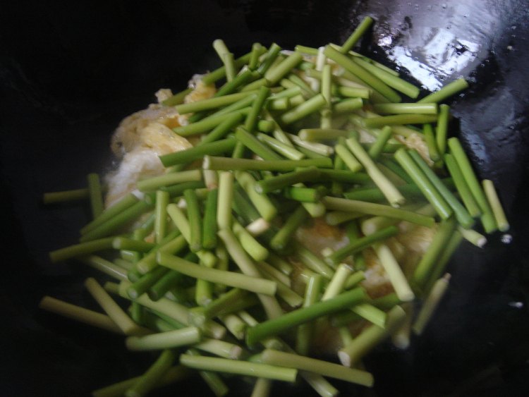 蒜苔鸡蛋炒火腿步骤2