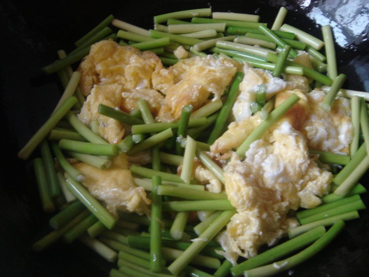 蒜苔鸡蛋炒火腿步骤3