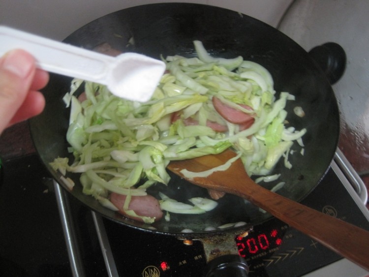 火腿炒无丝菜头步骤6
