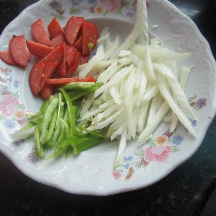 白菜青椒炒火腿步骤1