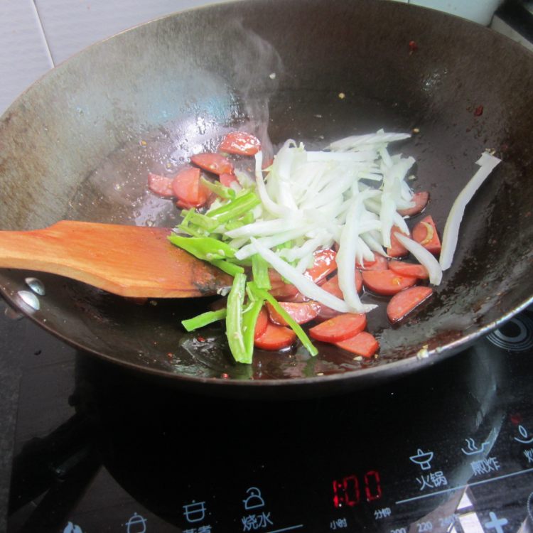 白菜青椒炒火腿步骤4