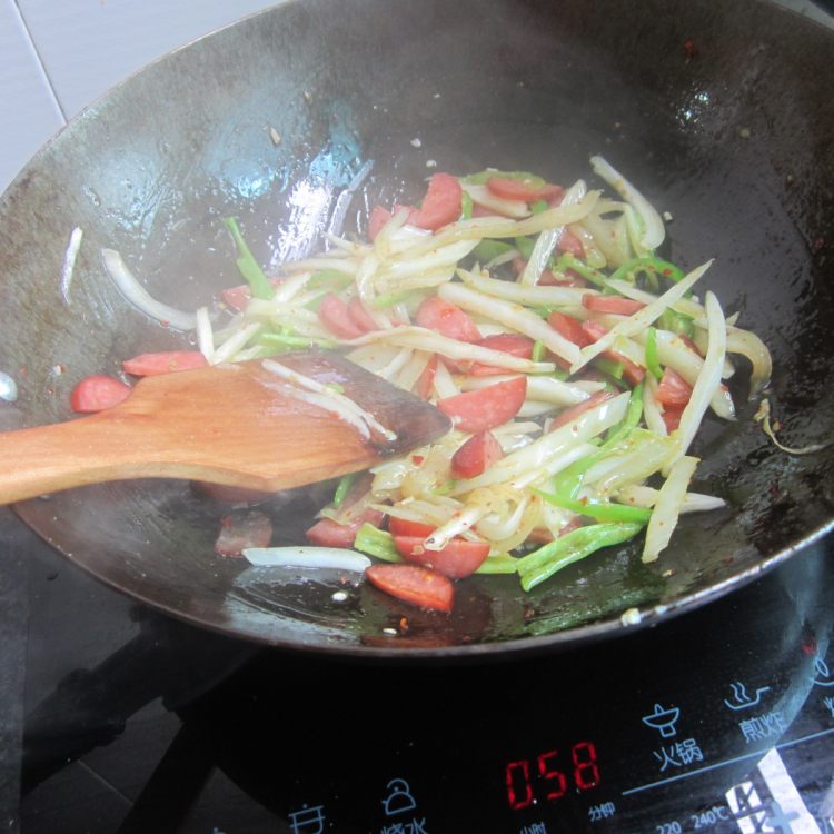白菜青椒炒火腿步骤7