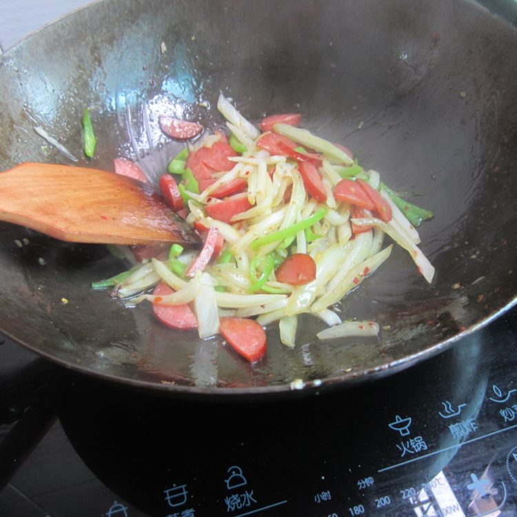 白菜青椒炒火腿步骤9