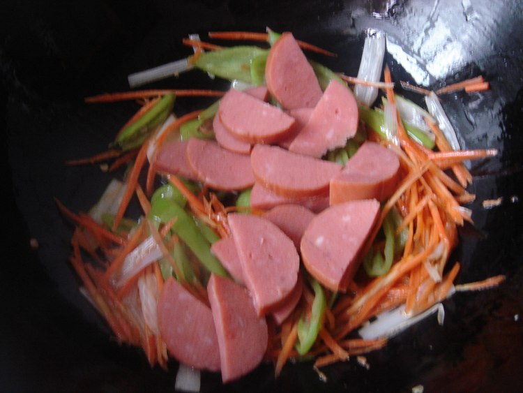 葱丝尖椒炒火腿步骤4